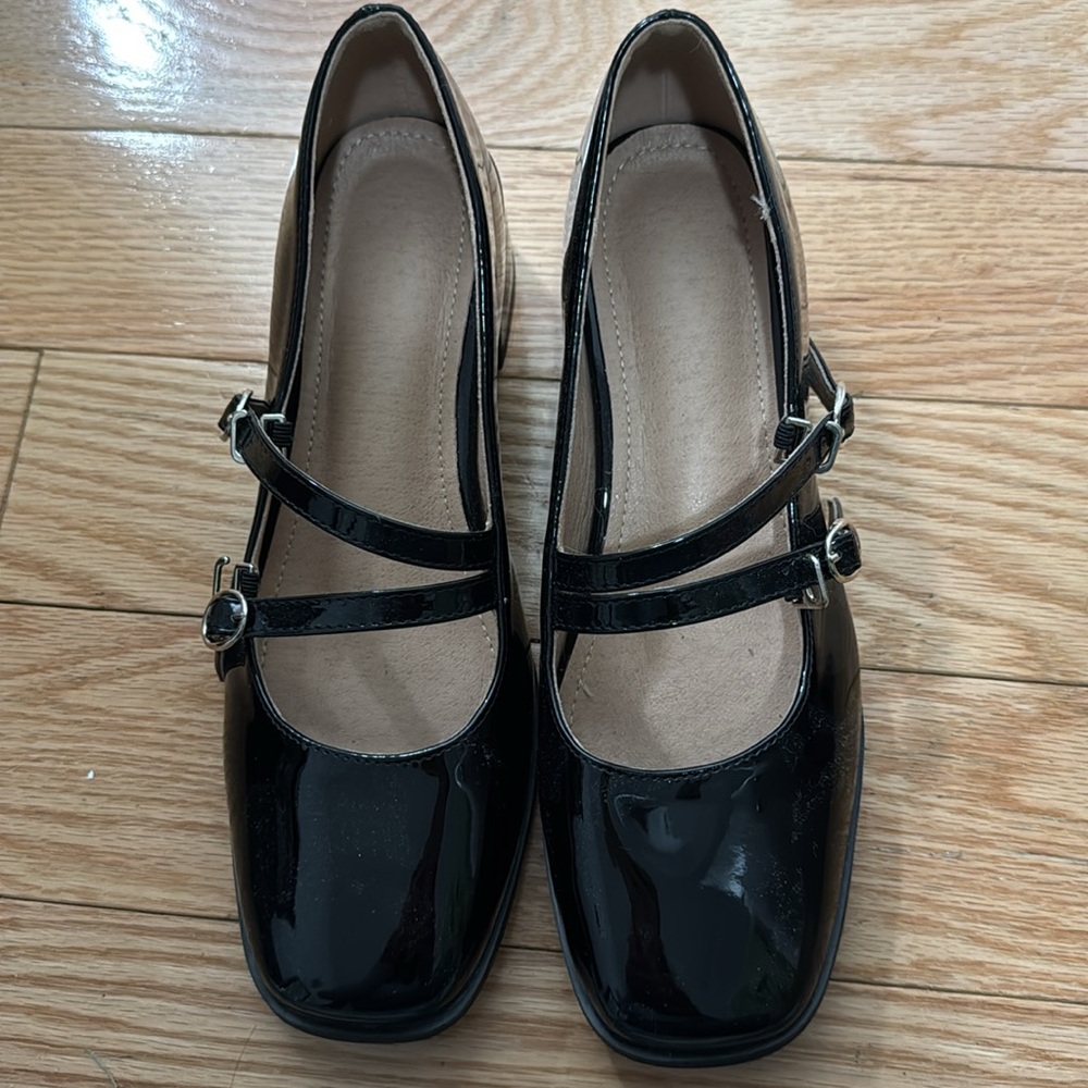 Women’s Mary Jane flats 
Size 38 (7 1/2)
Never worn